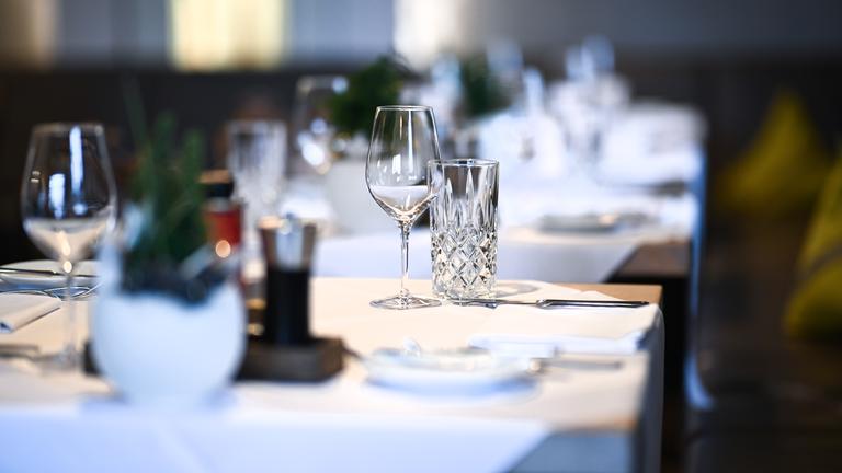 Baden-Württemberg, Immenstaad am Bodensee: Mehrere Tische sind im Hotel und Restaurant Heinzler am See bereits eingedeckt.