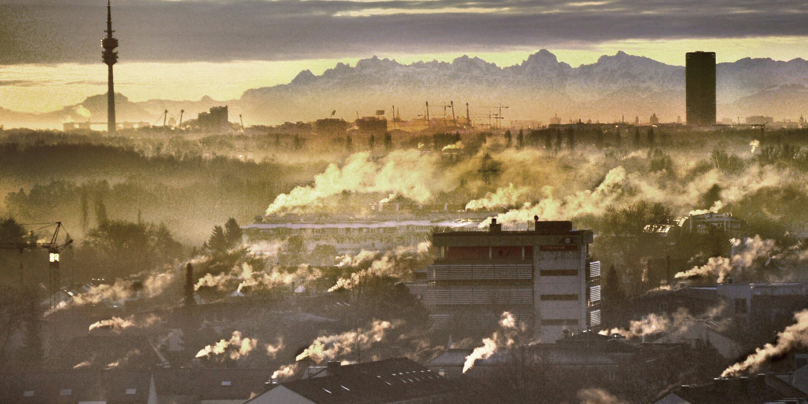 Archivbild: Rauchende Schronsteine, Smog über München