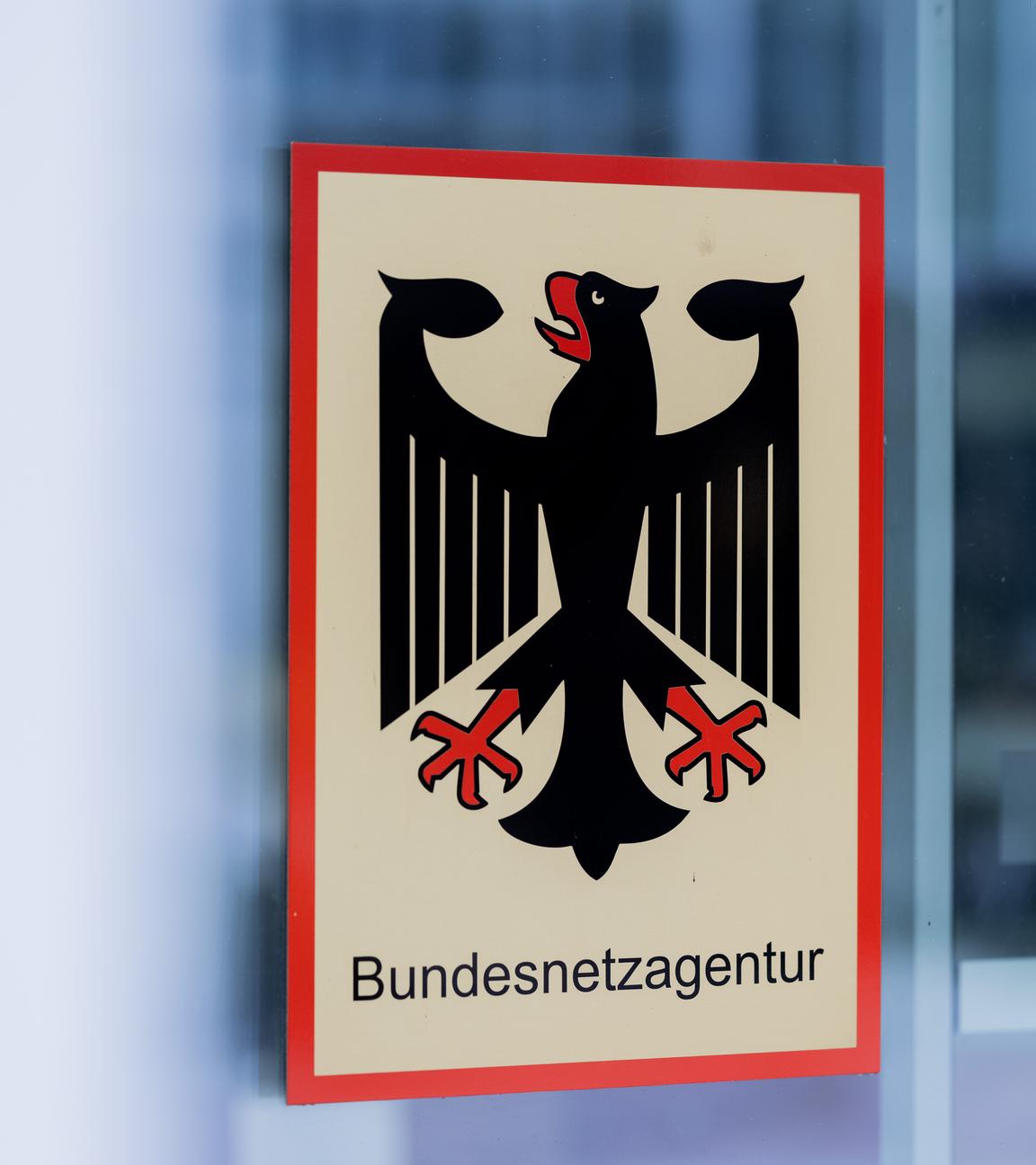Das Logo der Bundesnetzagentur auf einem Fenster der Behörde. 