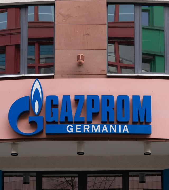 as Logo von Gazprom Germania GmbH, Tochterunternehmen der Gazprom Export des russischen Gasversorgers Gazprom, ist an der Fassade der Gazprom Germania-Zentrale angebracht. 