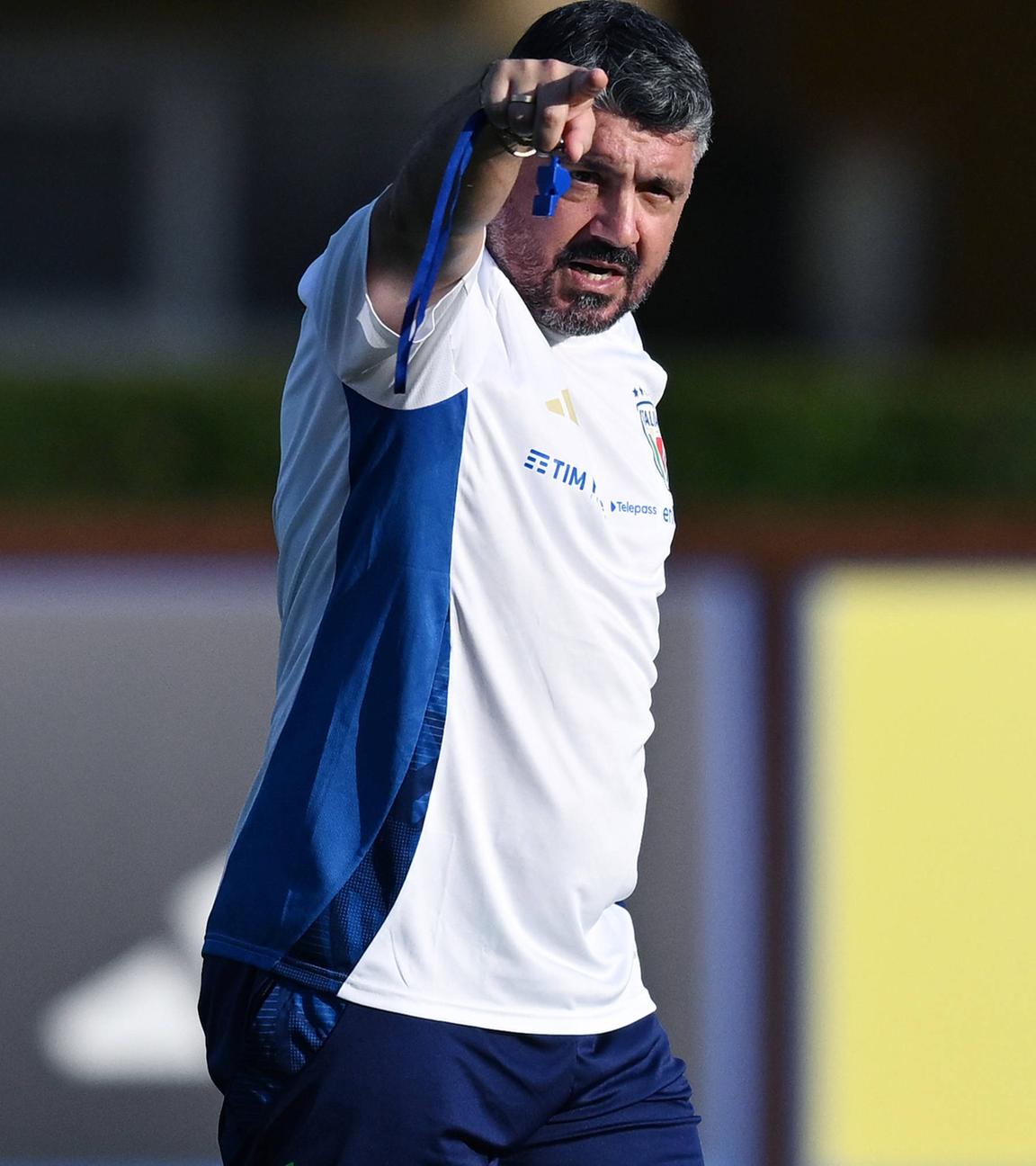 Gennaro Gattuso deutet mit dem Zeigefinger der rechten Hand beim Training die Richtung an