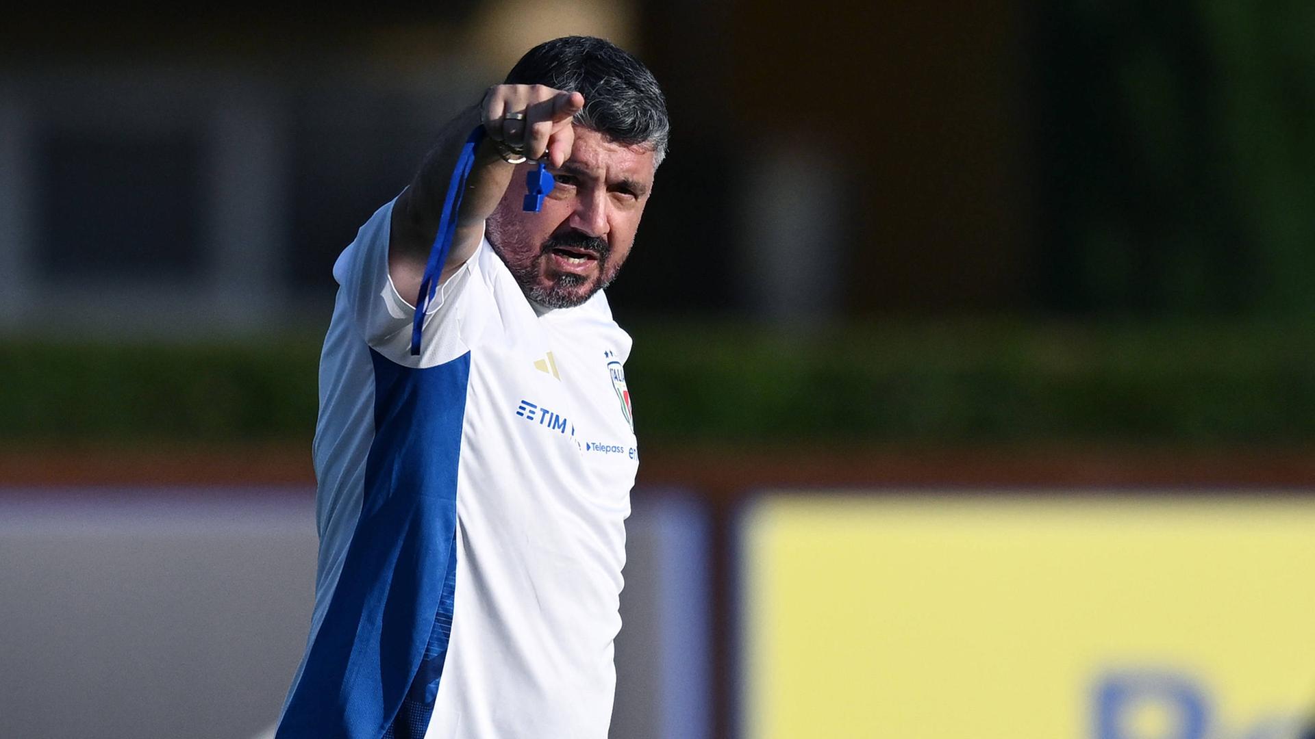 Gennaro Gattuso deutet mit dem Zeigefinger der rechten Hand beim Training die Richtung an