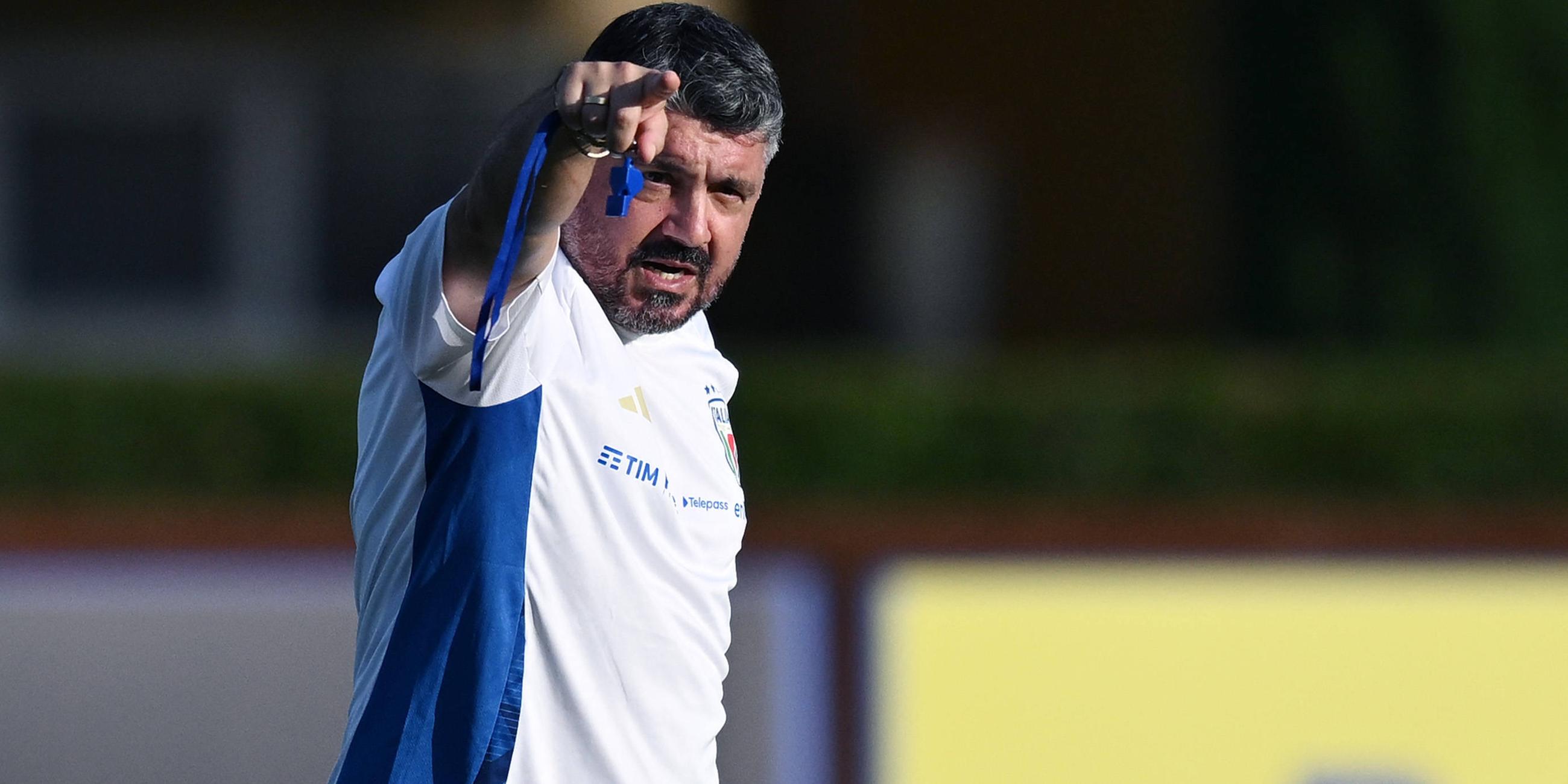Gennaro Gattuso deutet mit dem Zeigefinger der rechten Hand beim Training die Richtung an