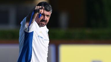 Gennaro Gattuso deutet mit dem Zeigefinger der rechten Hand beim Training die Richtung an