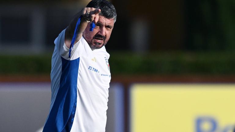 Gennaro Gattuso deutet mit dem Zeigefinger der rechten Hand beim Training die Richtung an