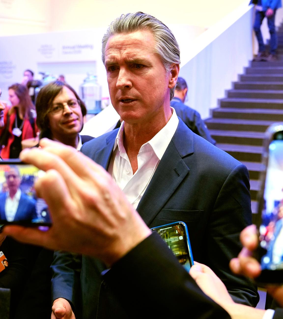 Schweiz, Davos: Der kalifornische Gouverneur Gavin Newsom ist während der Jahrestagung des Weltwirtschaftsforums (WEF) zu sehen.