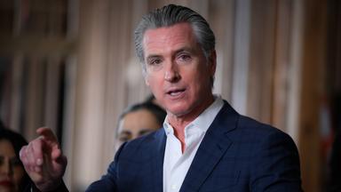 Kaliforniens Gouverneur Gavin Newsom während einer Pressekonferenz zu neuen landesweiten Rechenschaftspflichten und Finanzmitteln für Obdachlosigkeit und psychische Gesundheit in Hayward, Kalifornien, USA, am 02.03.2026. 