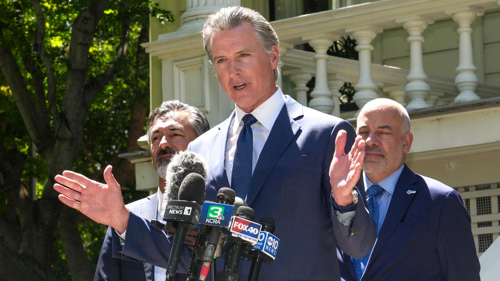 Der kalifornische Gouverneur Gavin Newsom bei einer Pressekonferenz in Sacramento.