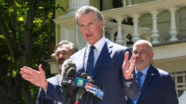 Der kalifornische Gouverneur Gavin Newsom bei einer Pressekonferenz in Sacramento.