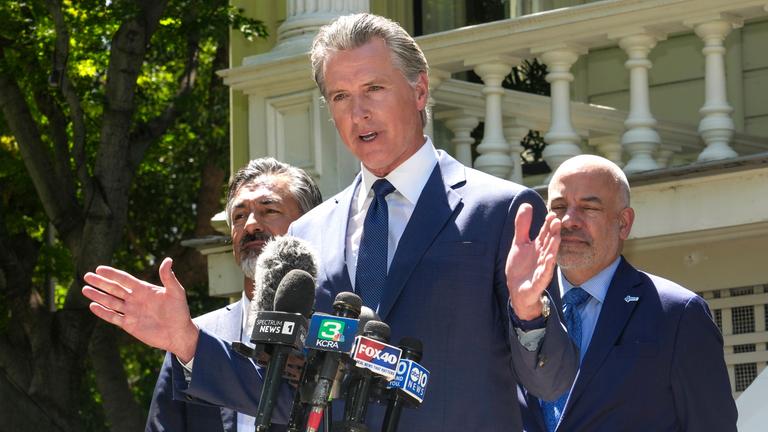 Der kalifornische Gouverneur Gavin Newsom bei einer Pressekonferenz in Sacramento.