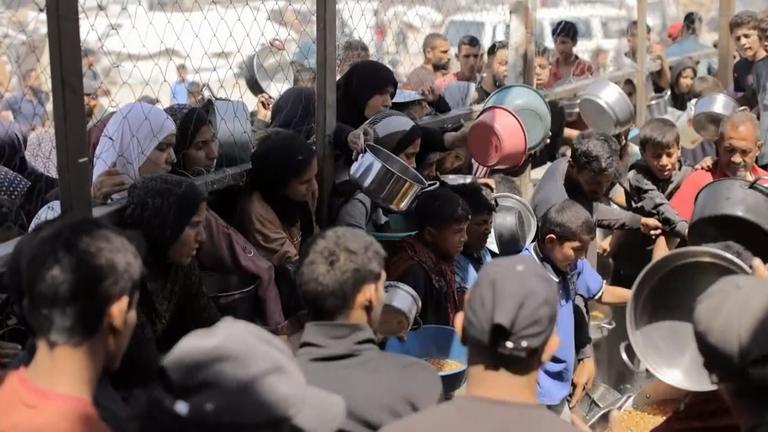 Menschen warten auf Essensausgabe