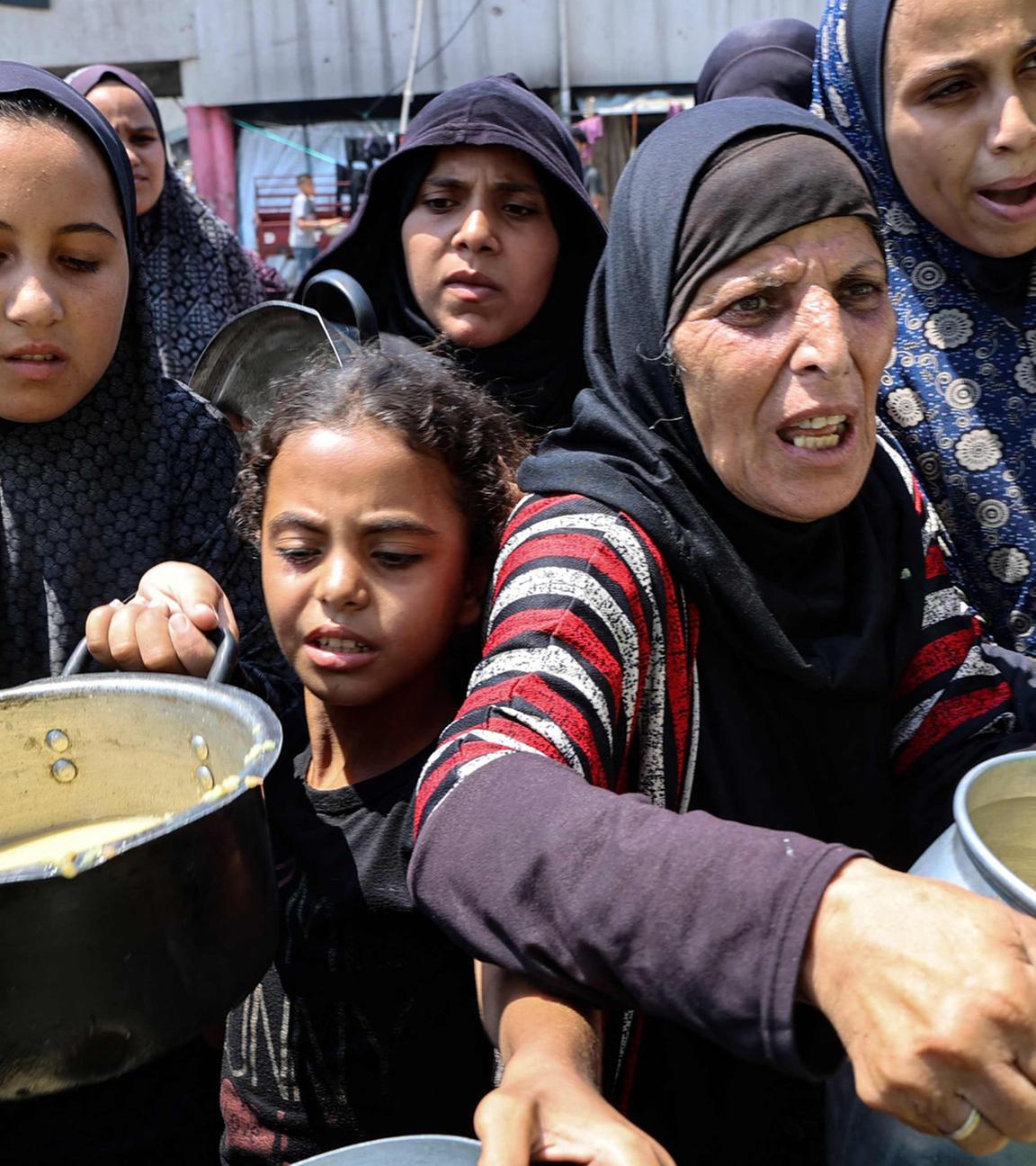 Vertriebene Palästinenser erhalten am 25. Juli 2025 Linsensuppe an einer Essensausgabe in Gaza-Stadt. Hilfsorganisationen warnen vor zunehmender Unterernährung bei Kindern.