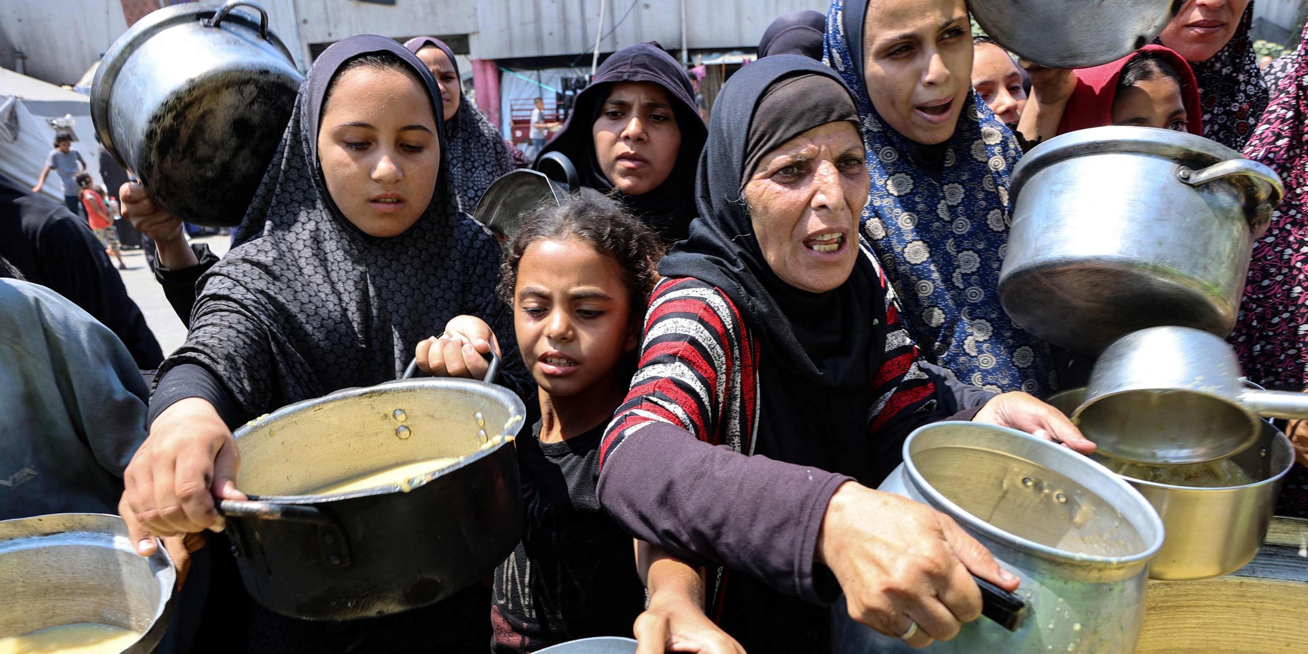 Vertriebene Palästinenser erhalten am 25. Juli 2025 Linsensuppe an einer Essensausgabe in Gaza-Stadt. Hilfsorganisationen warnen vor zunehmender Unterernährung bei Kindern.