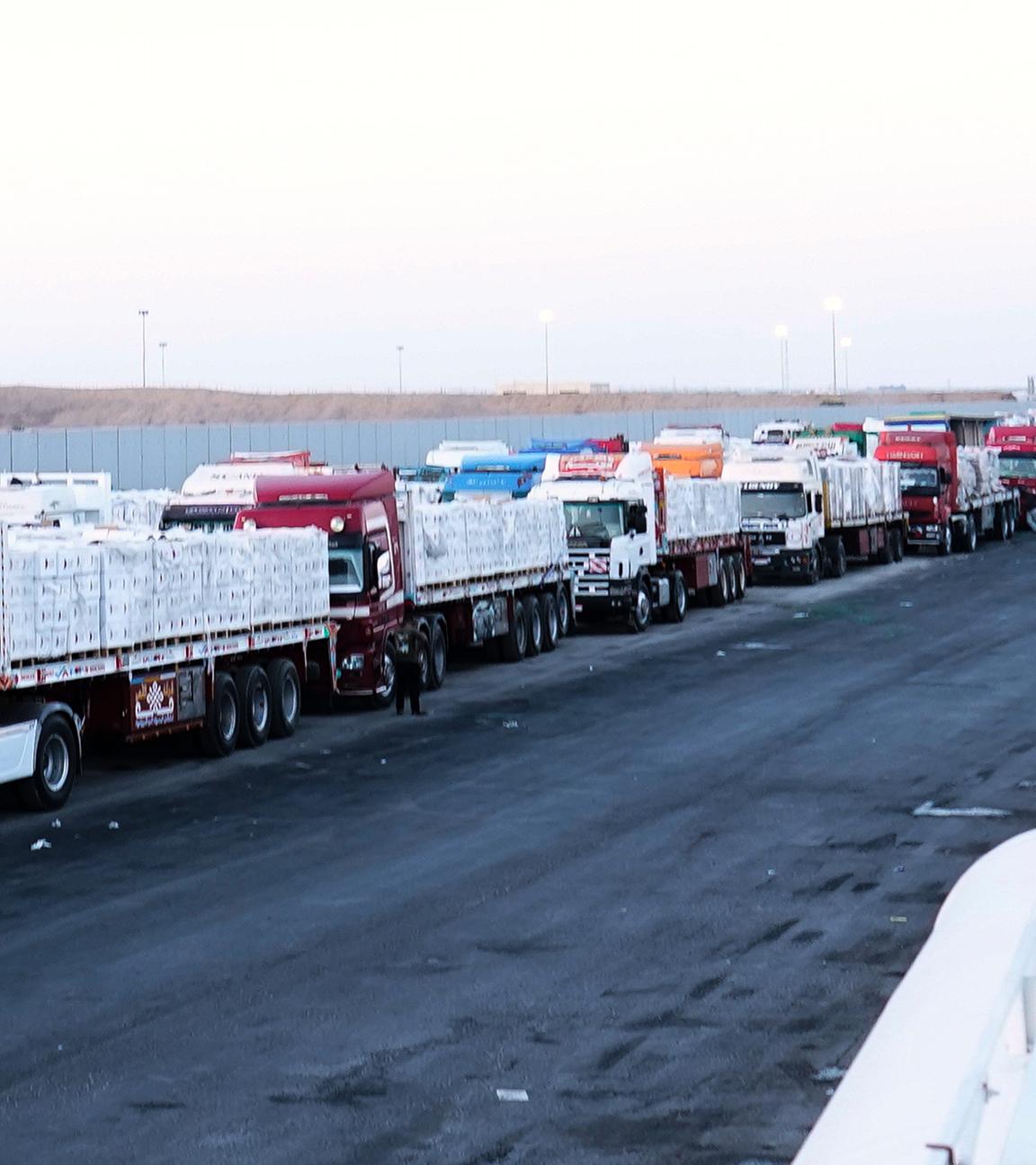 Lastwagen mit humanitären Hilfsgütern bereiten sich darauf vor, das ägyptische Tor des Grenzübergangs Rafah zu passieren.