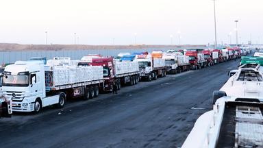 Lastwagen mit humanitären Hilfsgütern bereiten sich darauf vor, das ägyptische Tor des Grenzübergangs Rafah zu passieren.