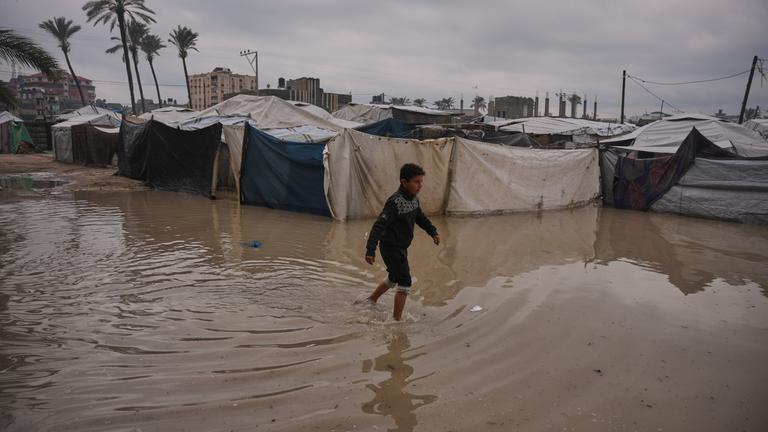 Die humanitäre Lage in Gaza wird durch heftige Unwetter verschärft. Nach Angaben des palästinensischen Zivilschutzes sind neun Menschen dabei ums Leben gekommen.