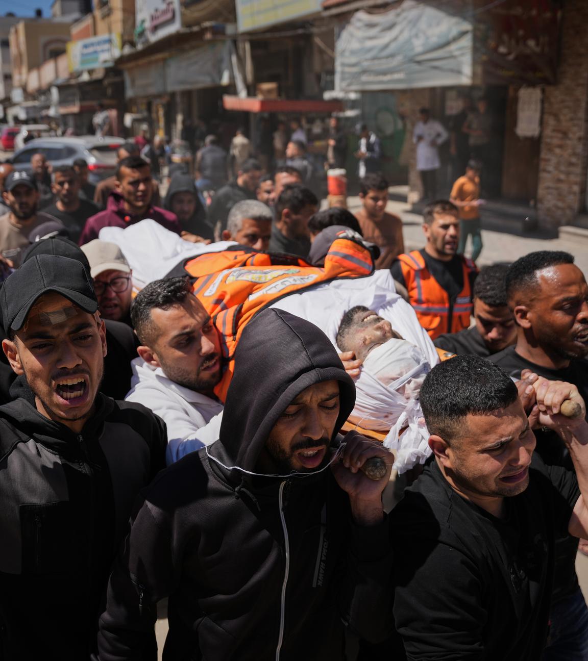 Palästinenser tragen den Leichnam von Hazem Al-Aidi, der bei einem israelischen Angriff getötet wurde.