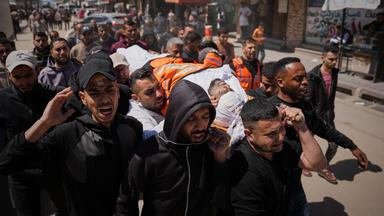 Palästinenser tragen den Leichnam von Hazem Al-Aidi, der bei einem israelischen Angriff getötet wurde.