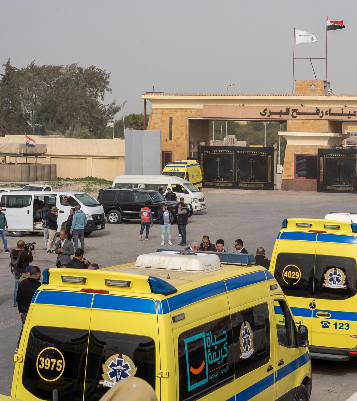 Mehrere Fahrzeuge liefern die Verletzten in gaza am grenzübergang zu Ägypten ab