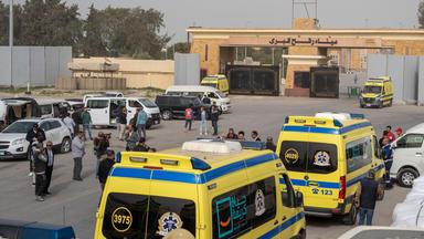 Mehrere Fahrzeuge liefern die Verletzten in gaza am grenzübergang zu Ägypten ab