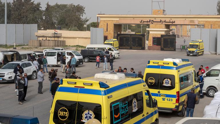 Mehrere Fahrzeuge liefern die Verletzten in gaza am grenzübergang zu Ägypten ab