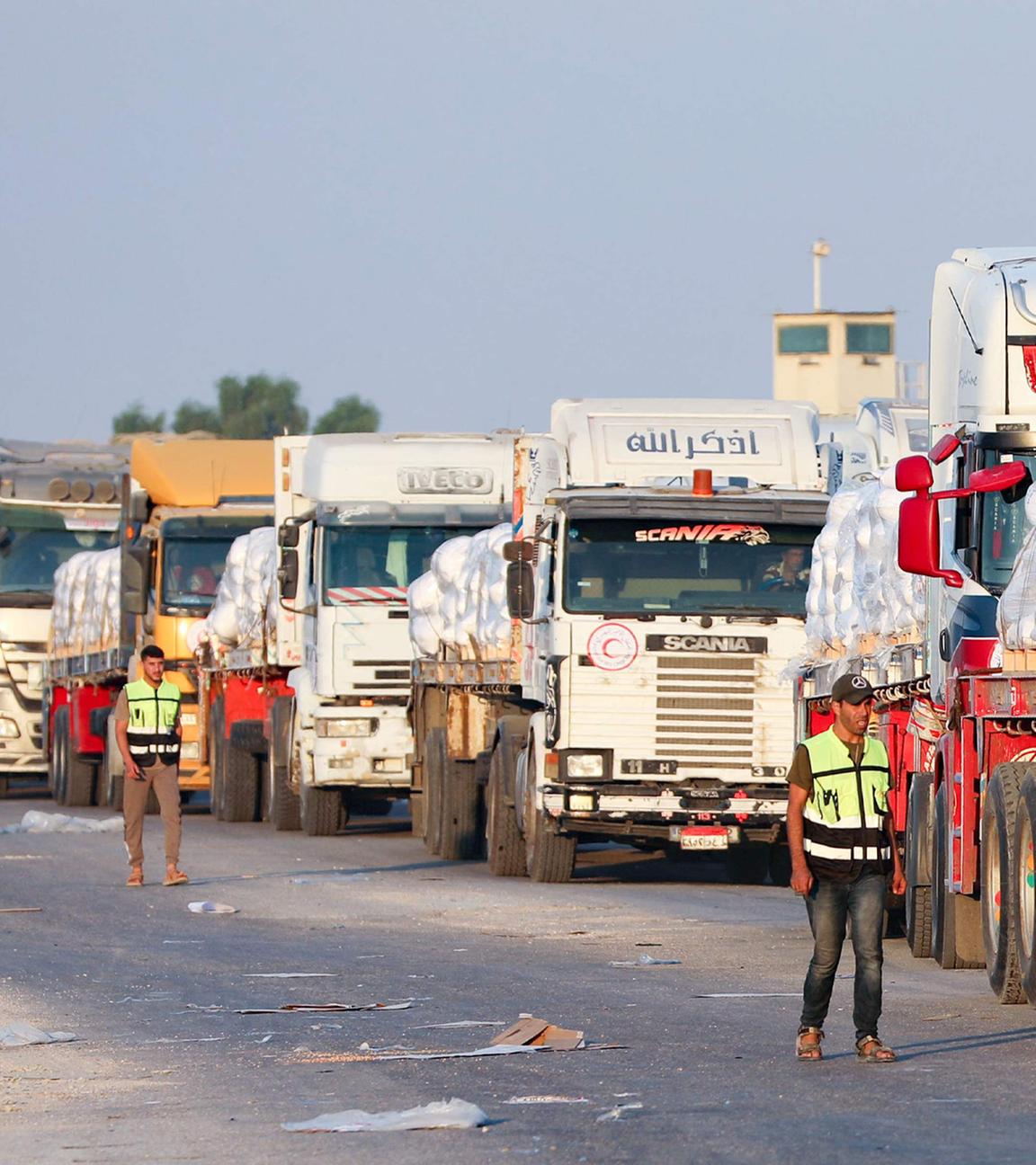 Ein Konvoi von Hilfslastwagen auf der ägyptischen Seite des Rafah-Grenzübergangs zum Gazastreifen wartet am 27. Juli 2025 auf die Erlaubnis, in das palästinensische Gebiet zu fahren.