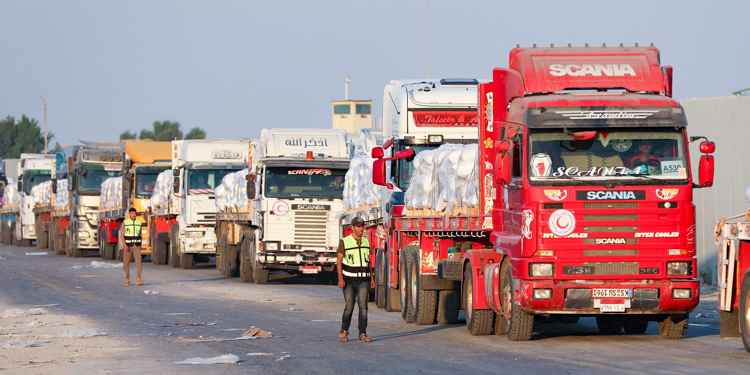 Ein Konvoi von Hilfslastwagen auf der ägyptischen Seite des Rafah-Grenzübergangs zum Gazastreifen wartet am 27. Juli 2025 auf die Erlaubnis, in das palästinensische Gebiet zu fahren.