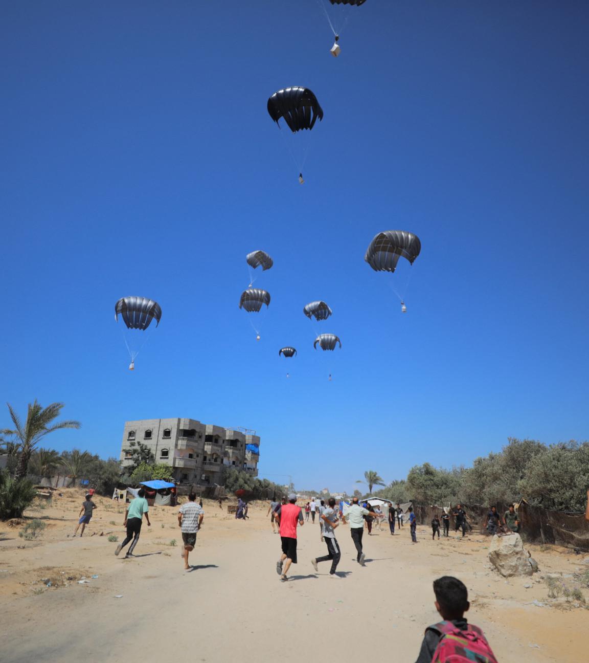 Abwurf von Lebensmitteln über Deir Al-Balah in Gaza