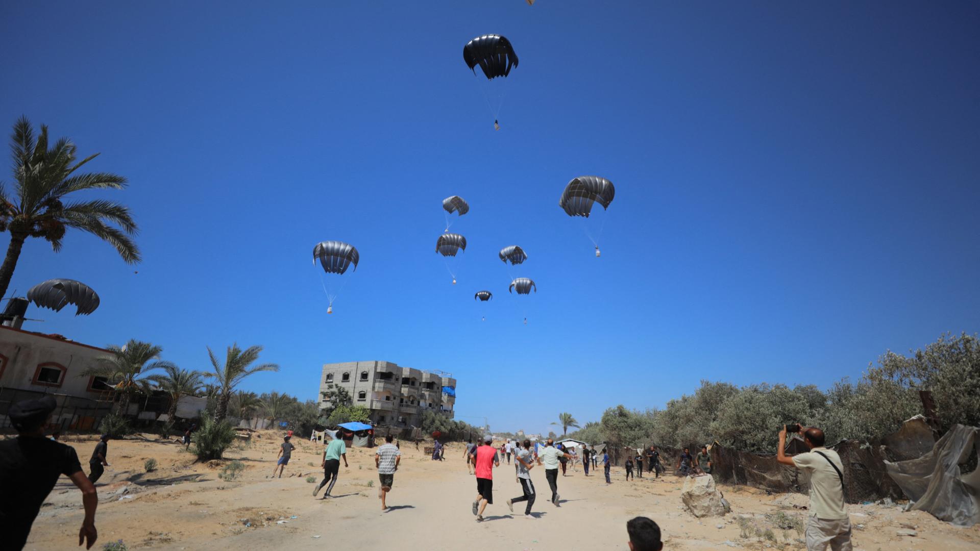 Abwurf von Lebensmitteln über Deir Al-Balah in Gaza