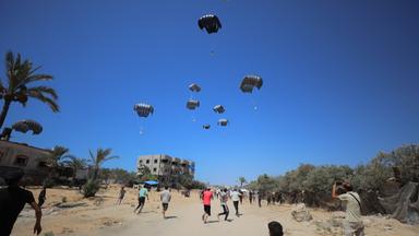 Abwurf von Lebensmitteln über Deir Al-Balah in Gaza