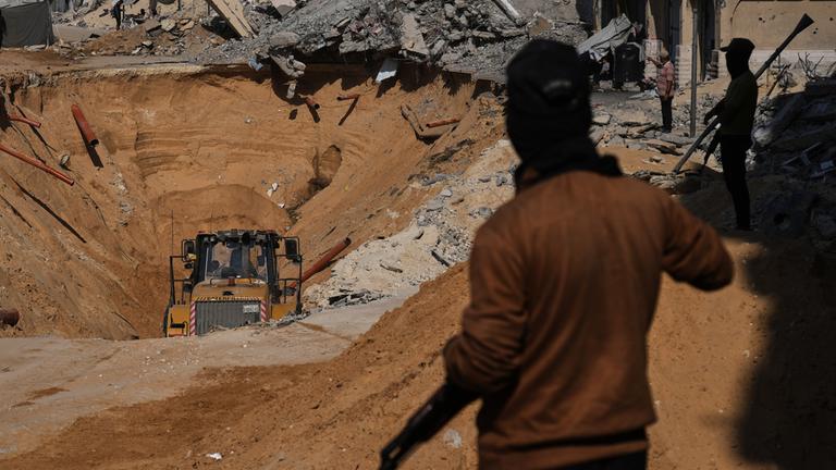 Mitglieder der Hamas-Miliz suchen am Sonntag, dem 19. Oktober 2025, in Khan Yunis im südlichen Gazastreifen unter zerstörten Gebäuden nach den Leichen israelischer Geiseln.