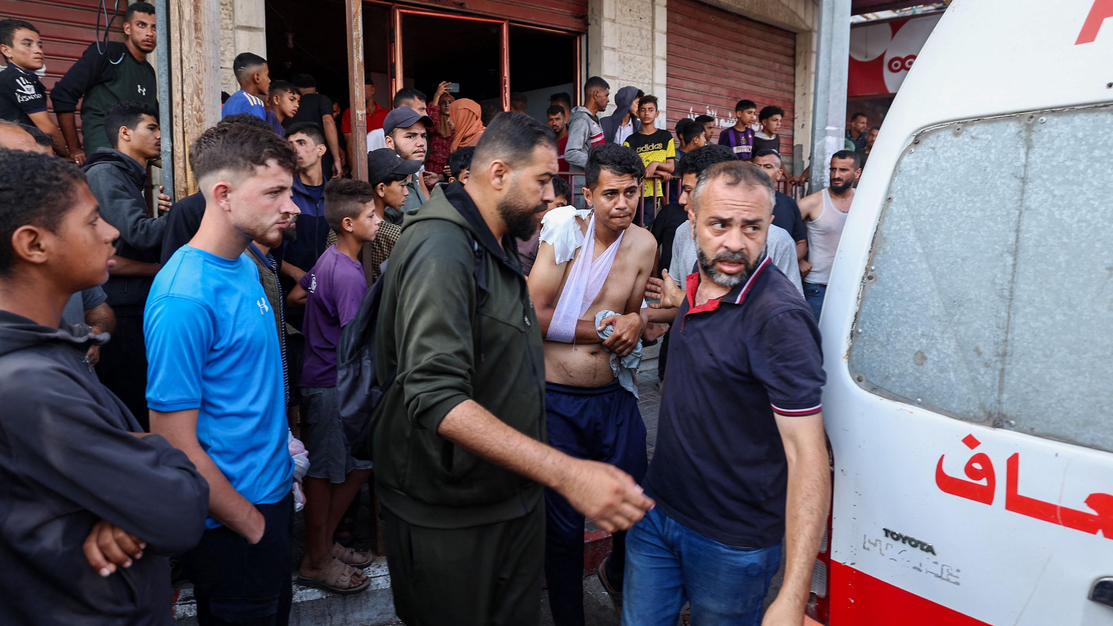 Palästinensische Rettungskräfte treffen ein, um Personen zu evakuieren, nachdem eine israelische Drohne das Feuer auf Zivilisten in der Nähe eines Hilfsgüter-Verteilungspunkts eröffnet hatte.