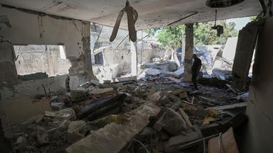 Palästinenser begutachten die Schäden an einer Polizeistation, die am Mittwoch, dem 19. August 2026, in Gaza-Stadt von einem israelischen Luftangriff getroffen wurde.