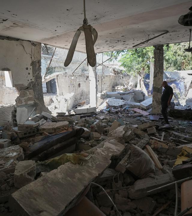 Palästinenser begutachten die Schäden an einer Polizeistation, die am Mittwoch, dem 19. August 2026, in Gaza-Stadt von einem israelischen Luftangriff getroffen wurde.