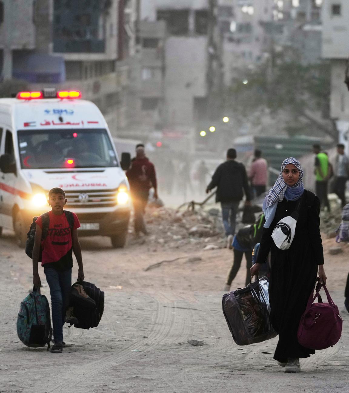 Palästinenser evakuieren, nachdem die israelische Armee eine Evakuierungswarnung für mehrere Schulen und ein Krankenhaus im Stadtteil Rimal in Gaza-Stadt ausgesprochen hat.