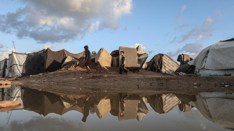 Überschwemmungen treffen Zelte von vertriebenen Palästinensern nach starken Regenfällen im Gazastreifen