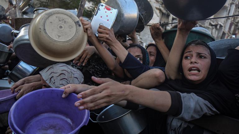 Palästinenser an einer Essensausgabe am 20.07.2025.