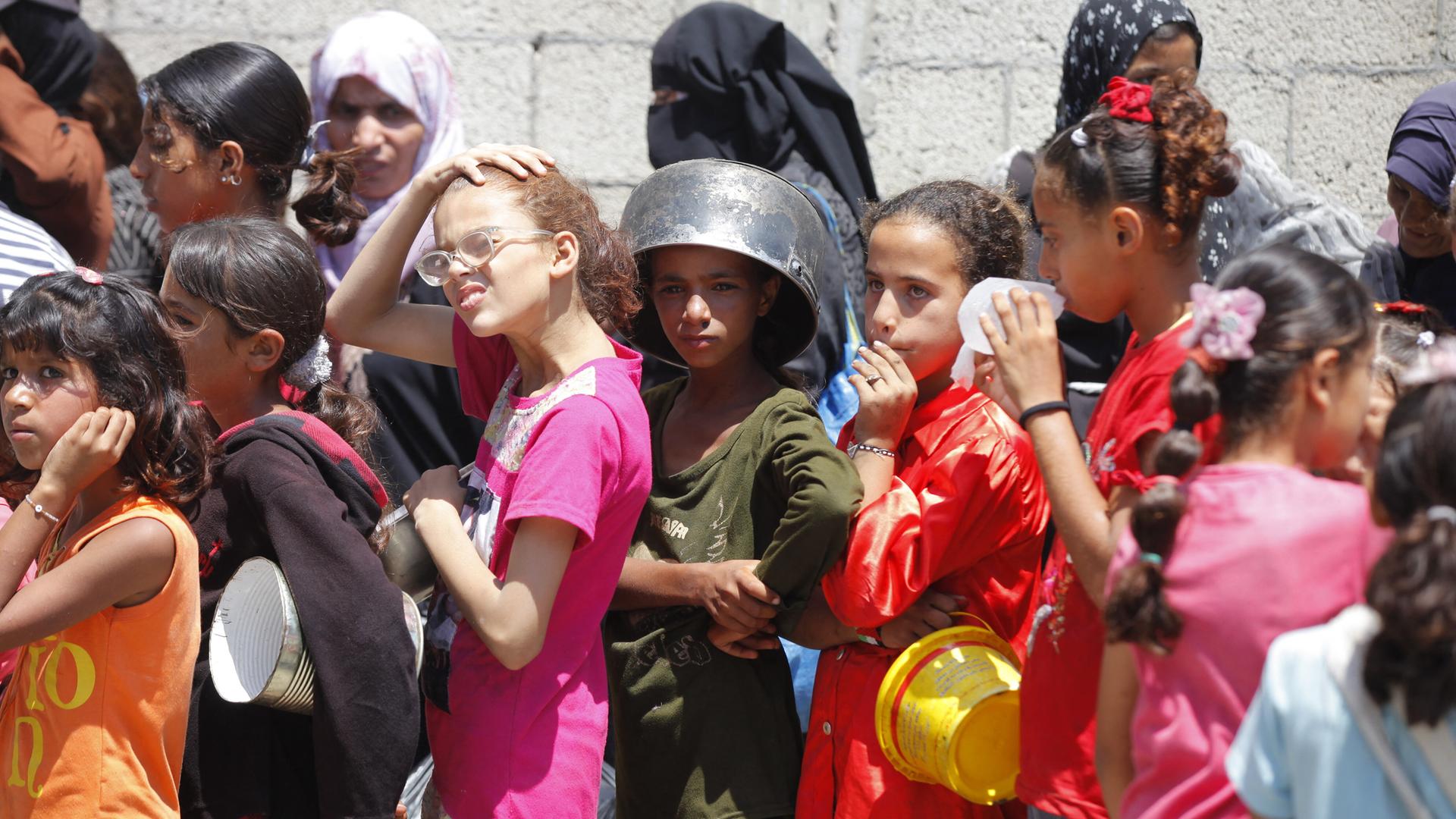 Kinder hoffen auf die Zuteilung von Nahrungsmitteln an einer Versorgungsstation in Gaza