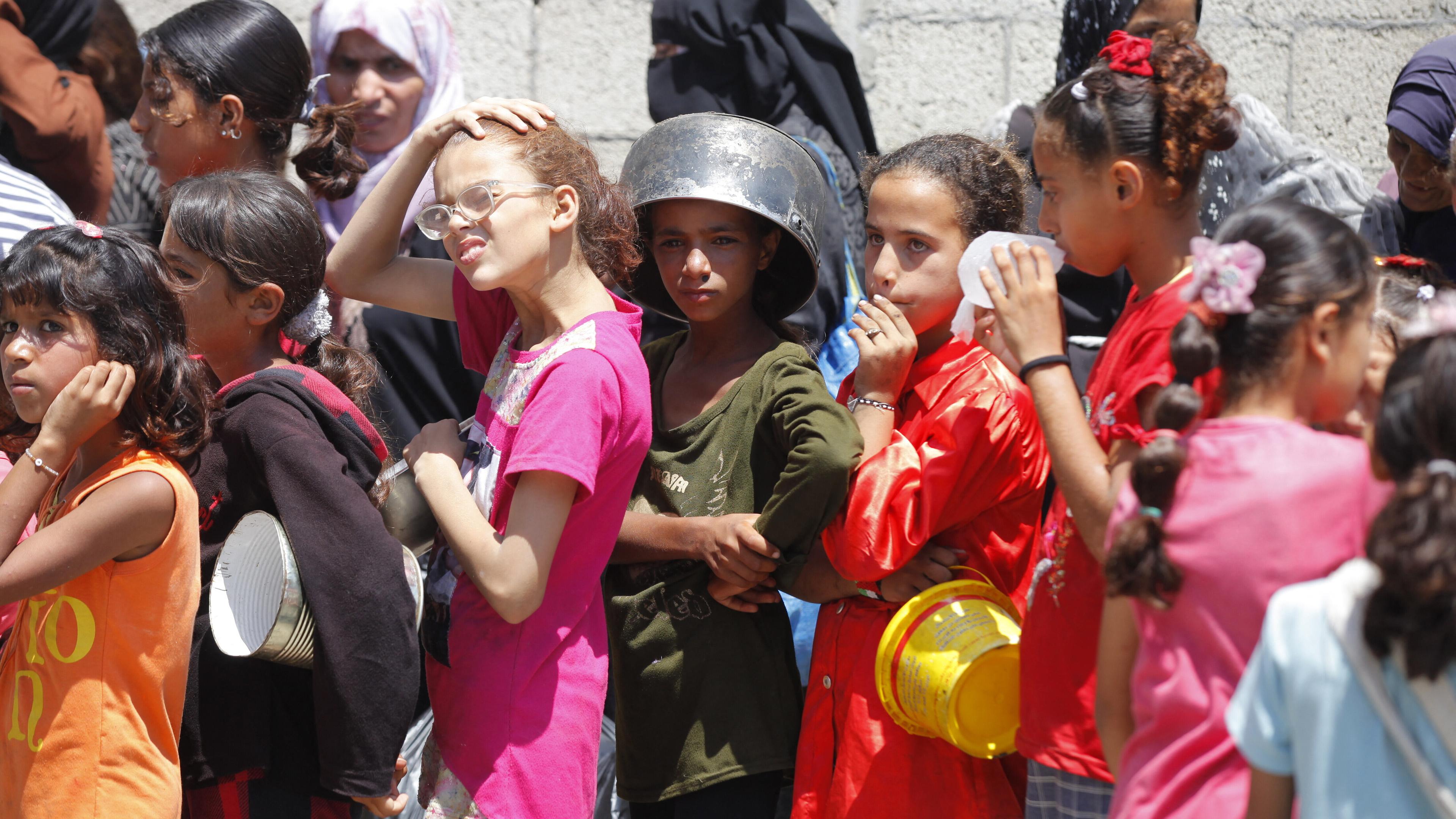 Kinder hoffen auf die Zuteilung von Nahrungsmitteln an einer Versorgungsstation in Gaza