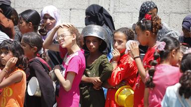 Kinder hoffen auf die Zuteilung von Nahrungsmitteln an einer Versorgungsstation in Gaza