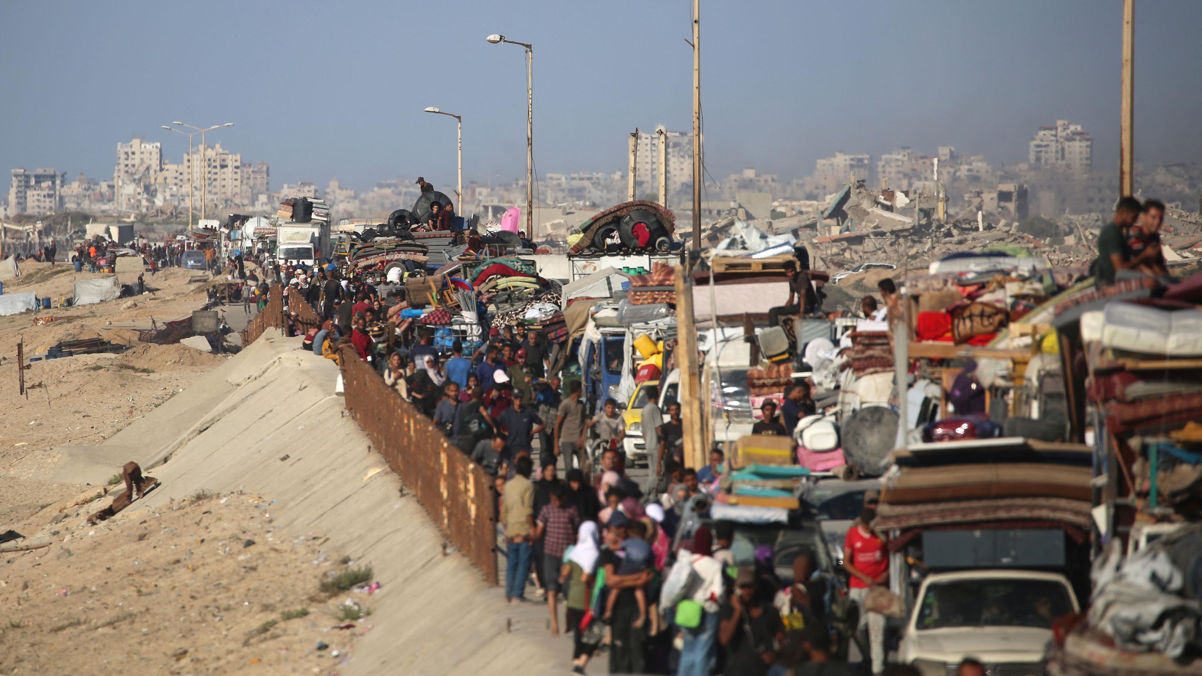 Vertriebene Palästinenser ziehen mit ihrem Hab und Gut auf einer Straße im Flüchtlingslager Nuseirat im zentralen Gazastreifen nach Süden, nachdem Israel erneut Evakuierungsbefehle für Gaza-Stadt erlassen hat.