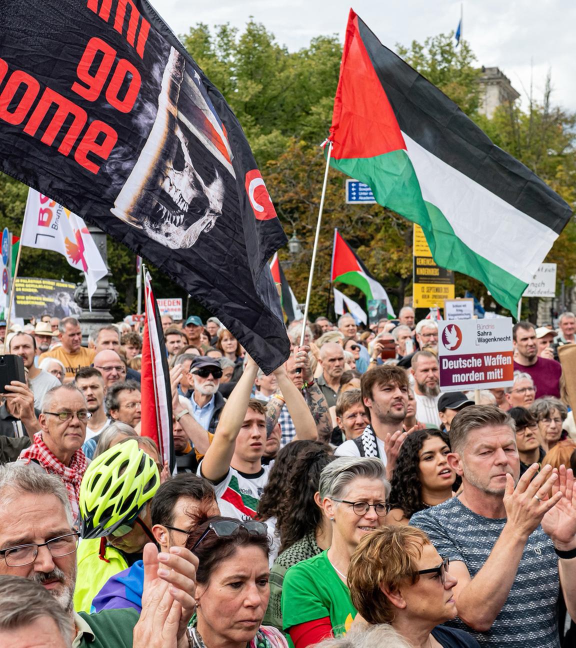 Menschen nehmen an der Demonstration unter dem Motto «Stoppt den Völkermord in Gaza! Keine Waffen in Kriegsgebiete! Frieden statt Wettrüsten!» vor dem Brandenburger Tor teil.