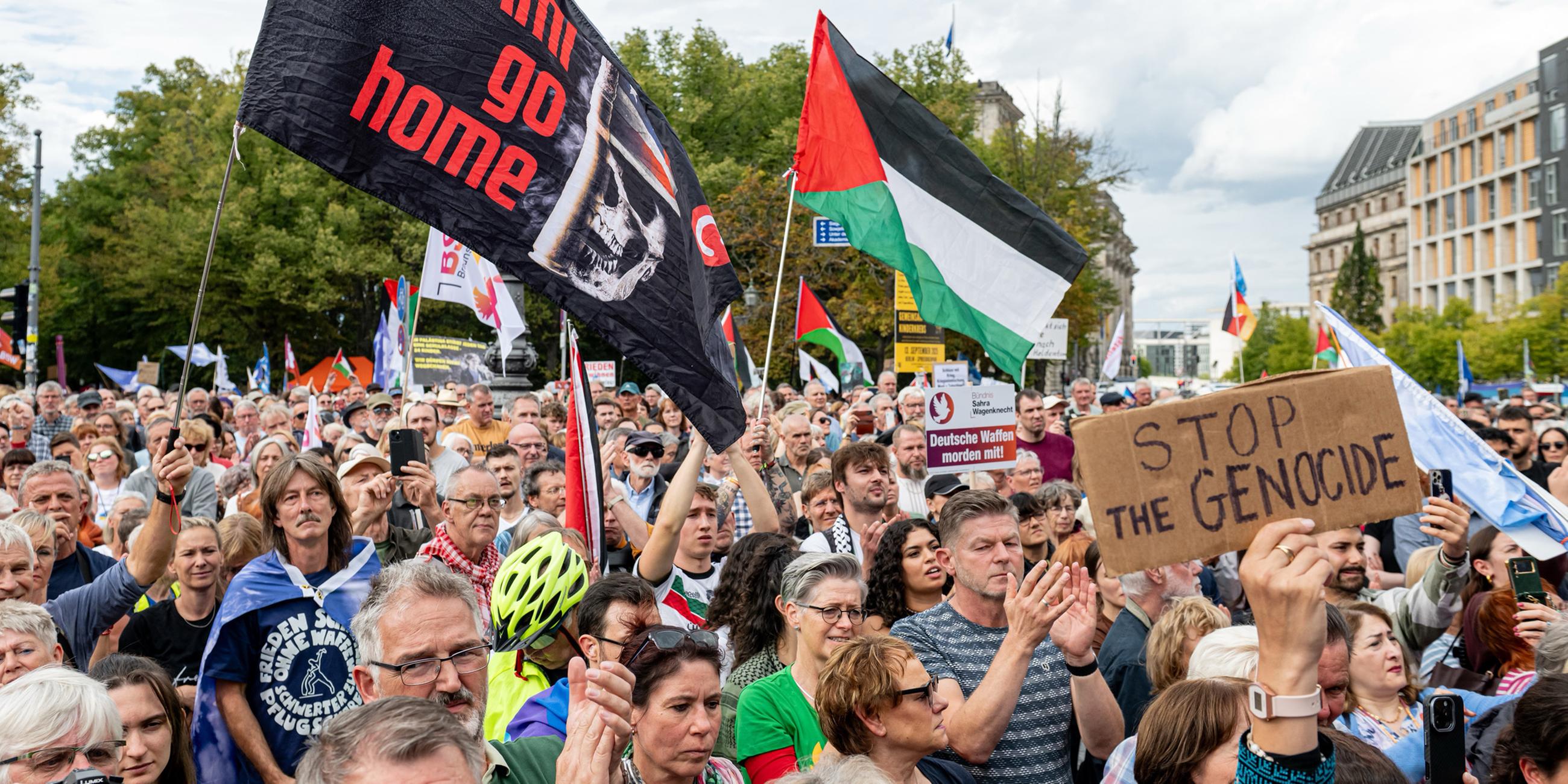 Menschen nehmen an der Demonstration unter dem Motto «Stoppt den Völkermord in Gaza! Keine Waffen in Kriegsgebiete! Frieden statt Wettrüsten!» vor dem Brandenburger Tor teil.