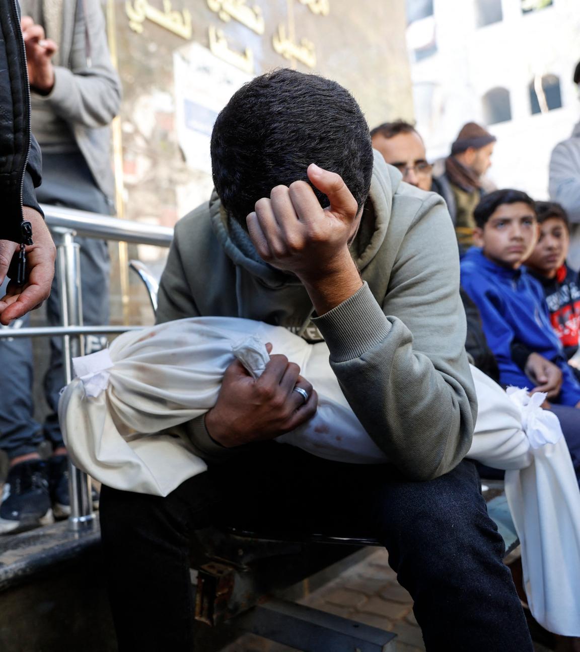 Ein Mann hält eine Leiche in den Händen