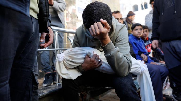 Ein Mann hält eine Leiche in den Händen