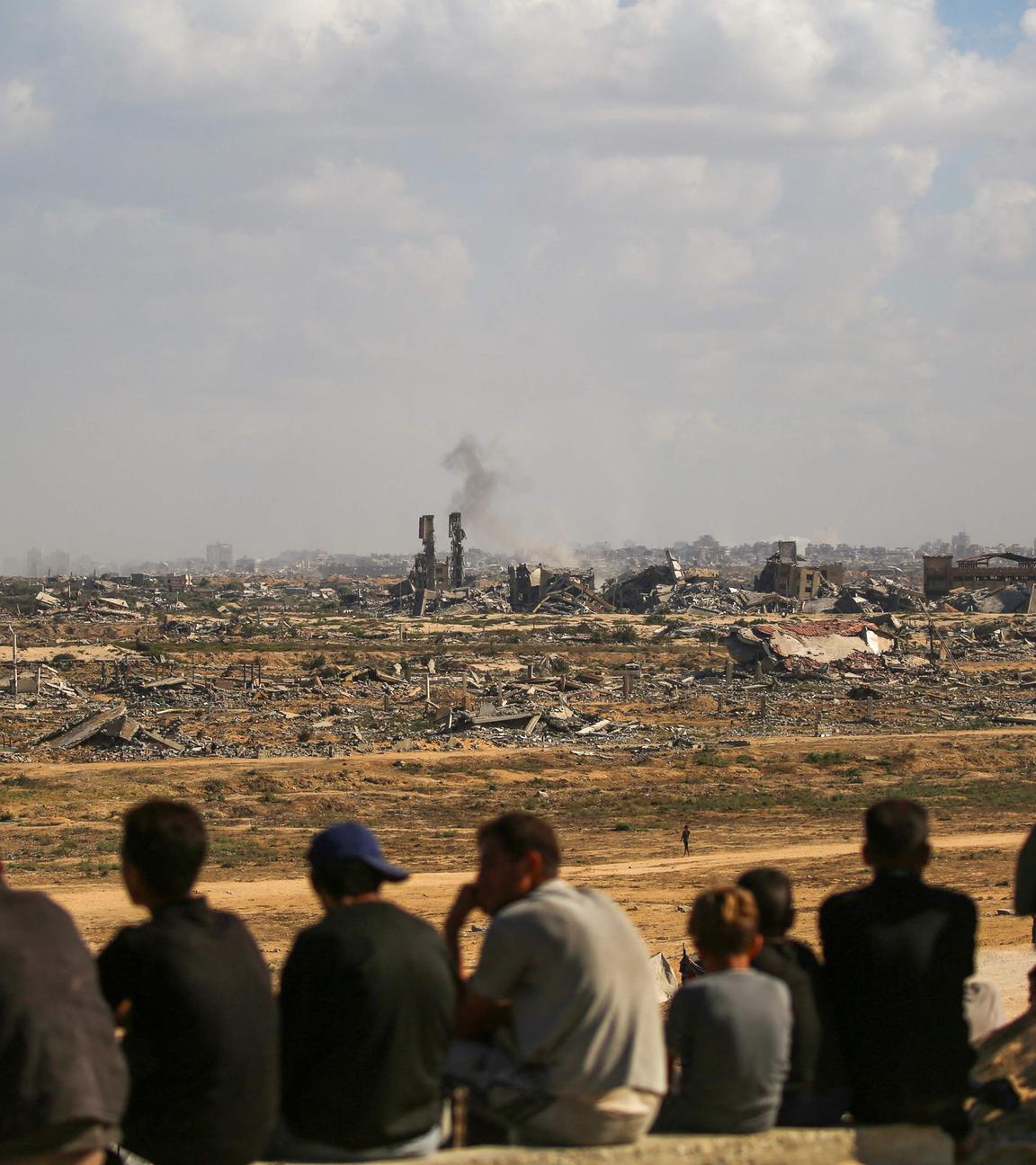Zu erkennen sind Menschen die auf Gaza blicken.