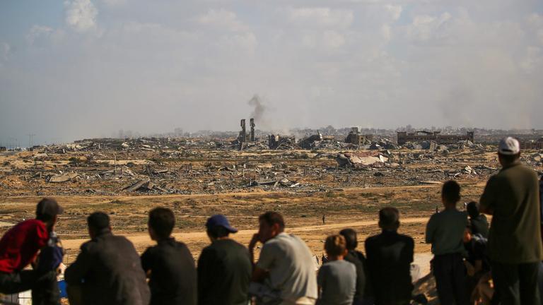 Zu erkennen sind Menschen die auf Gaza blicken.