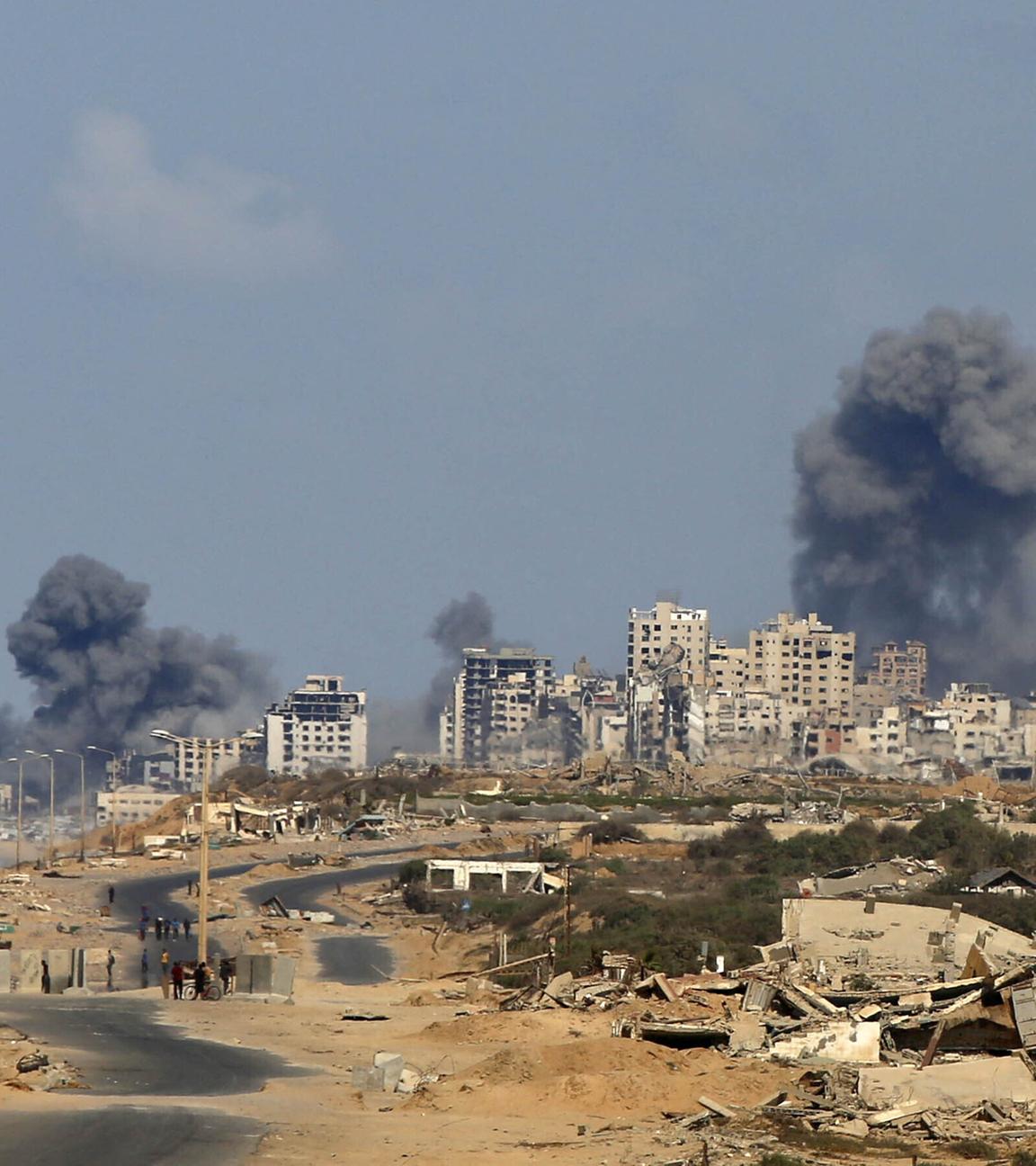 Nach israelischen Militärangriffen auf mehrere Gebiete südlich von Gaza-Stadt, Gaza, am 6. Oktober 2025 steigt Rauch aus Wohngebieten auf.