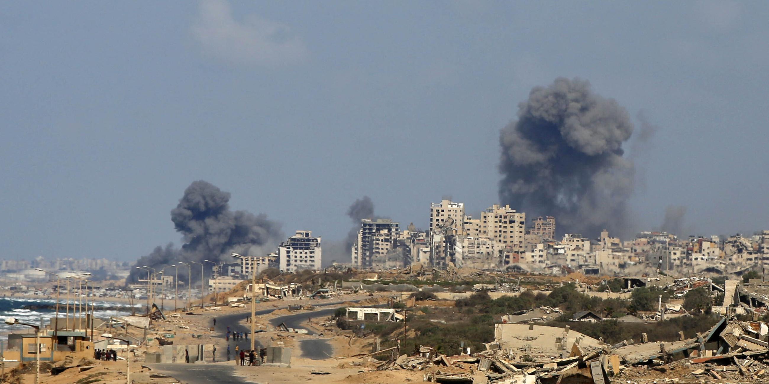 Nach israelischen Militärangriffen auf mehrere Gebiete südlich von Gaza-Stadt, Gaza, am 6. Oktober 2025 steigt Rauch aus Wohngebieten auf.