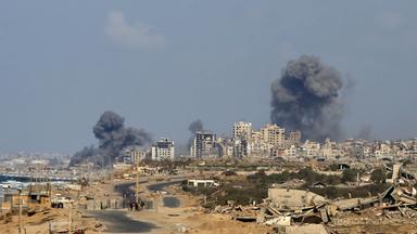 Nach israelischen Militärangriffen auf mehrere Gebiete südlich von Gaza-Stadt, Gaza, am 6. Oktober 2025 steigt Rauch aus Wohngebieten auf.